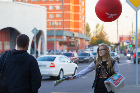 Девушка-волонтёр агитирует за Алексея Навального во время Президентской кампании 2018 в Москве