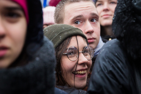 Девушка на митинге-концерте «Россия в моём сердце» на Васильевском спуске в Москве