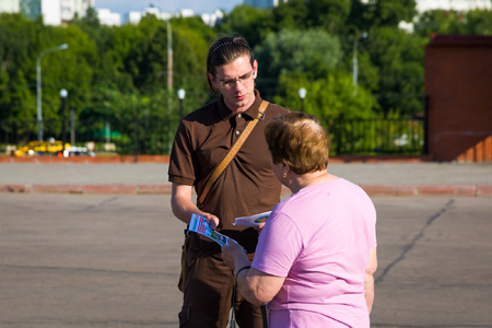 Волонтёр агитирует за политика Алексея Навального во время Президентской кампании 2018 в московском районе Чертаново Северное