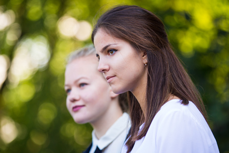 Девушки-школьницы на линейке 1 сентября в московской школе