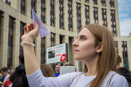 Девушка на митинге против блокировки Telegram на Проспекте Сахарова в Москве