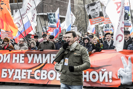 Оппозиционный политик Илья Яшин на марше памяти Бориса Немцова в Москве