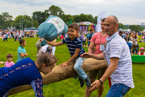 Соревнования по борьбе мешками на татарском празднике Сабантуй в парке Коломенское. Москва
