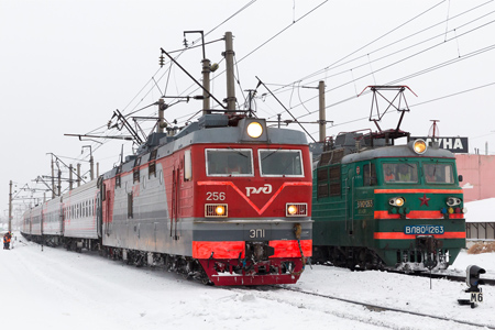 Электровоз ЭП1-256 с пассажирским поездом Оренбург - Новый Уренгой и грузовой электровоз ВЛ80С-1263. Станция Оренбург-Восточный, Оренбургская область