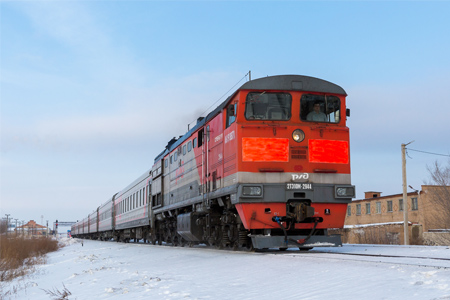 Тепловоз 2ТЭ10М-2944 с пассажирским поездом Кисловодск - Орск. Бузулук, Оренбургская область