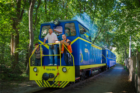Узкоколейный тепловоз ТУ7А-3192 с пассажирским поездом. Киевская детская железная дорога. Киев, Украина